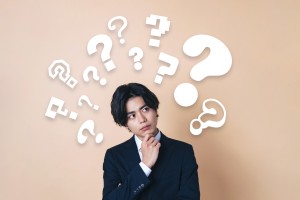 疑問を持つ若いビジネスマン