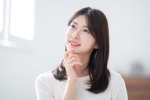 見上げて考える若い女性