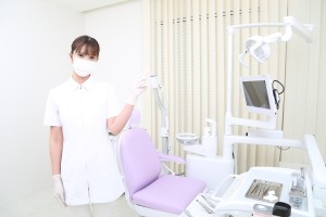 歯科用のユニットチェアと歯科衛生士