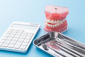 歯科器具と計算機と模型