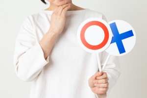 丸バツプレートを持つミドル女