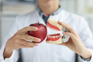 りんごを齧る矯正装置