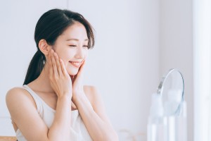 頬こけのスキンケアをしている女性