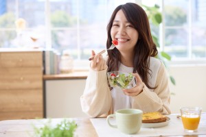 朝食をとる女性