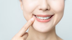 歯を指差す女性