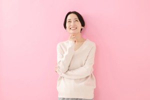 歯を見せる女性
