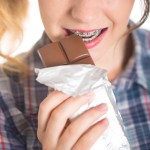 チョコレートを食べる女性の口元