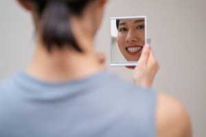 鏡越しの女性歯並び