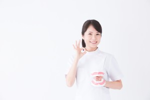 OKのハンドサインをしている歯科衛生士