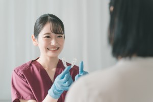 患者に説明をする歯科衛生士