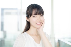 頬に手を添える女性