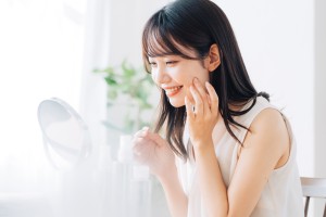 鏡の前で笑顔の女性