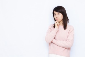 悩んでいる女性のイメージ