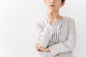 顎に手を当てて考える女性のイメージ