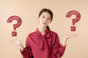 疑問を持つ女性のイメージ