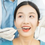 歯の治療を受ける女性のイメージ