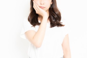 頬に手を当てる女性