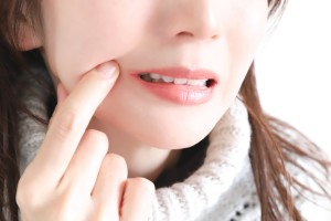 歯を確認する女性のイメージ