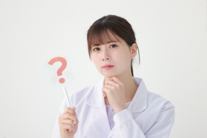 疑問に首を傾げる女性のイメージ