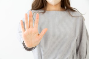 ストップの手をする女性のイメージ