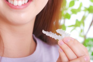 マウスピース矯正をしている女性のイメージ