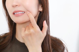 八重歯を気にする女性のイメージ