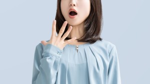 口を開けている女性のイメージ