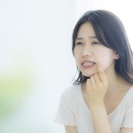 歯並びを確認する女性