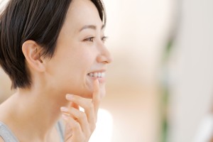 歯並びを確認する日本人女性のイメージ