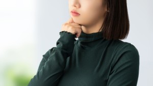 考え事をする日本人女性のイメージ