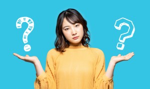 2つのものを比較検討している女性のイメージ