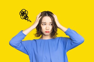 落ち込んでいる女性のイメージ