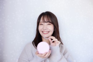 インビザラインの歯列矯正をしている女性のイメージ