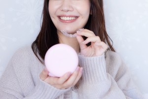 マウスピース矯正を付ける女性