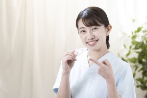 インビザラインを指差す歯科衛生士のイメージ