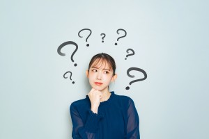 頭にクエスチョンマークを浮かべる女性