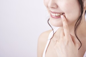 裏側矯正の部分矯正をする女性のイメージ