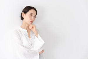 女性が悩んでいる画像