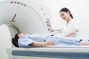 健康診断でMRIをする人のイメージ