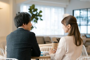 婚活をする男女のイメージ
