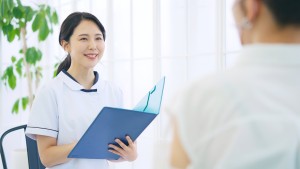 医療従事者と患者のカウンセリングのイメージ