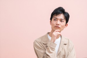 考えごとをする男性のイメージ