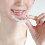 マウスピースを持ってる女性3