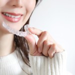 マウスピースをつける女性