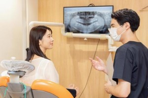 レントゲンについて説明しる医師